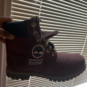 New pair of Timberland  ankle boots . Burgundy  color trimmed with navy blue